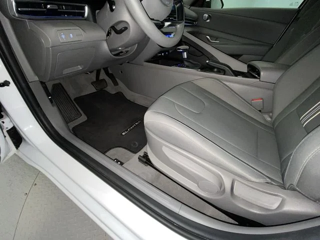 Used 2024 White Hyundai SEL image 12