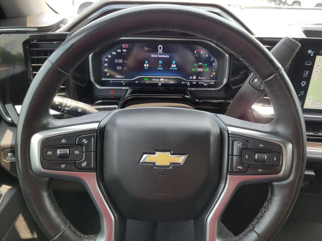 Used 2025 Summit White Chevrolet LT image 32