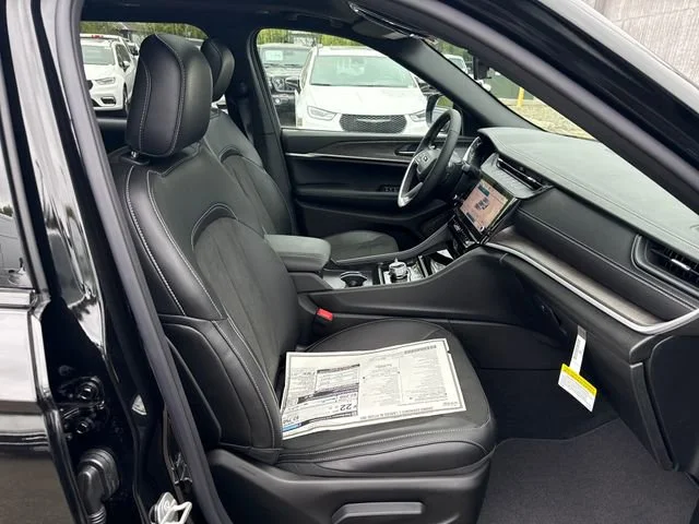 New 2026 Diamond Black Crystal Pearl-Coat Exterior Paint Jeep Laredo image 9