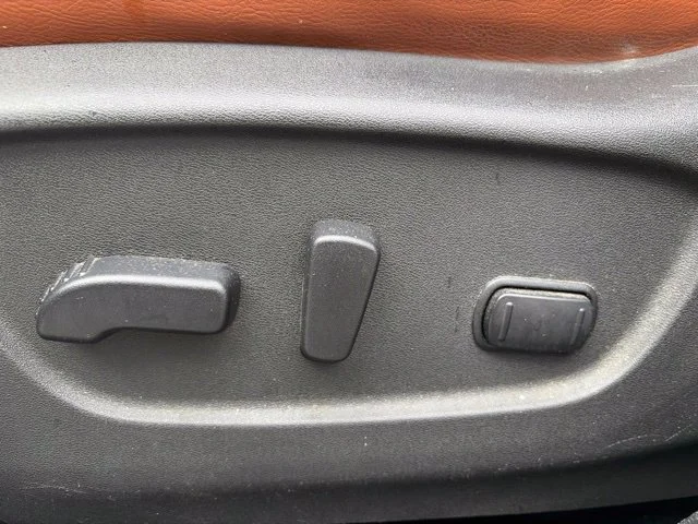 Used 2018 White Nissan SL image 28