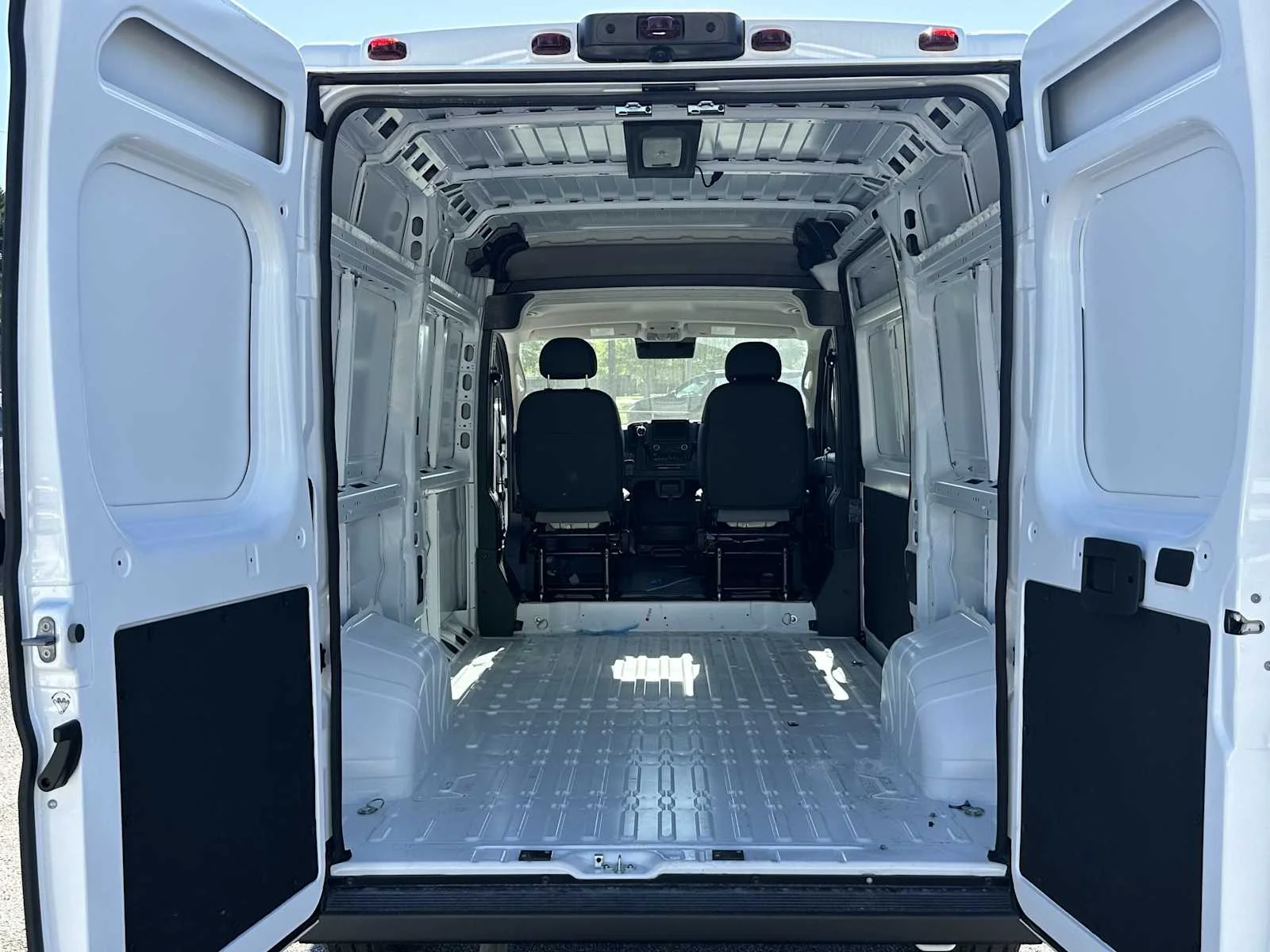 New 2026 Bright White Clear-Coat Exterior Paint RAM Tradesman image 16