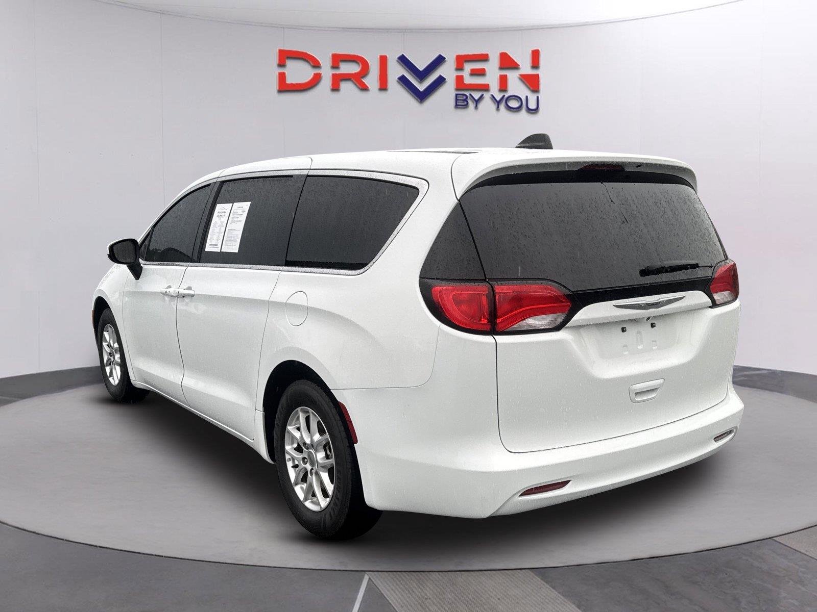 Used 2022 Bright White Clearcoat Chrysler LX image 6
