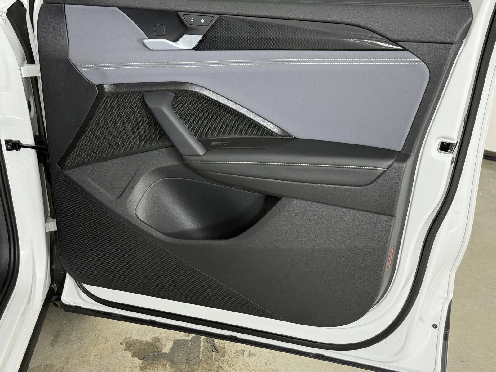 New 2026 Pure White Volkswagen SE image 15