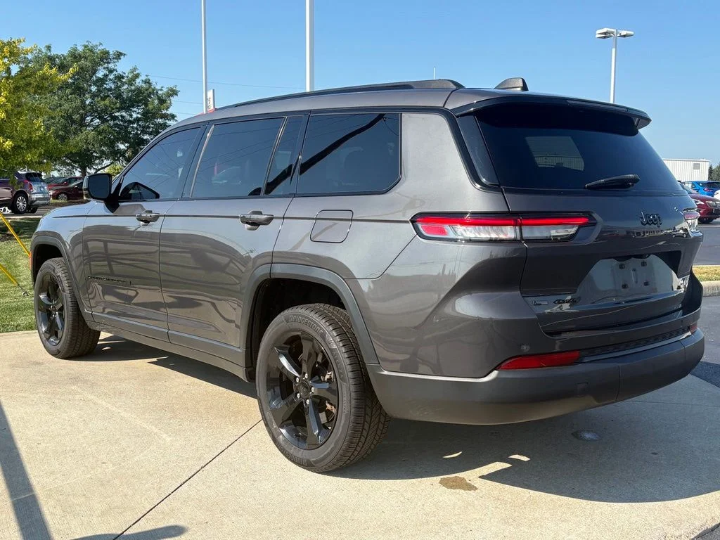 Used 2022 Baltic Gray Metallic Clearcoat Jeep Altitude image 5