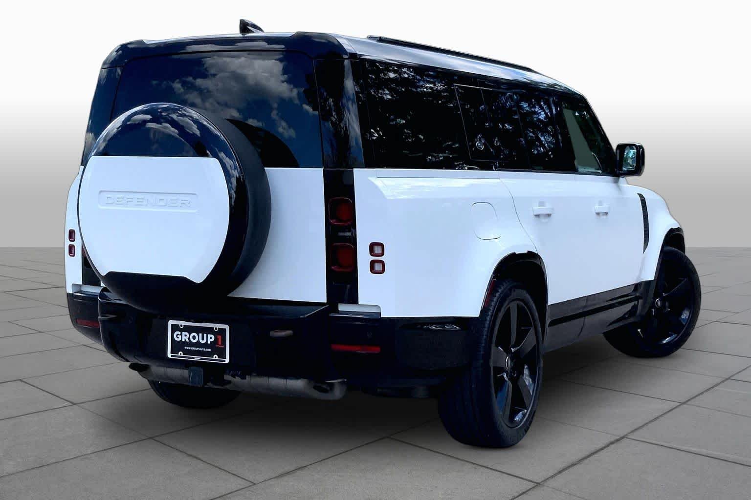 Used 2024 Fuji White Land Rover X-Dynamic SE image 12