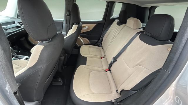 Used 2015 Silver Jeep Latitude image 19