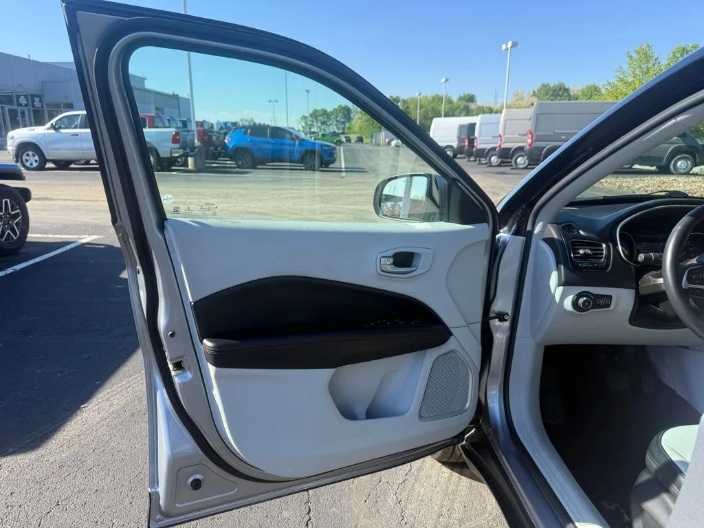 Used 2018 Silver Jeep Limited image 9