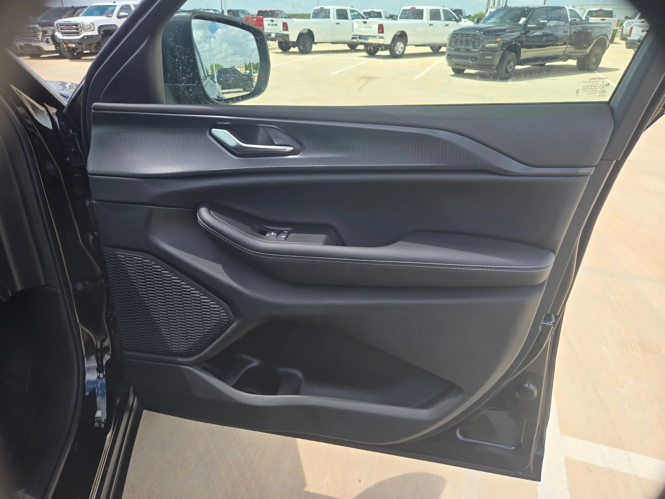 New 2026 Diamond Black Crystal Pearl-Coat Exterior Paint Jeep Laredo image 27