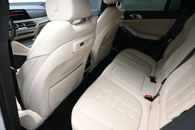 Used 2021 White BMW sDrive40i image 21