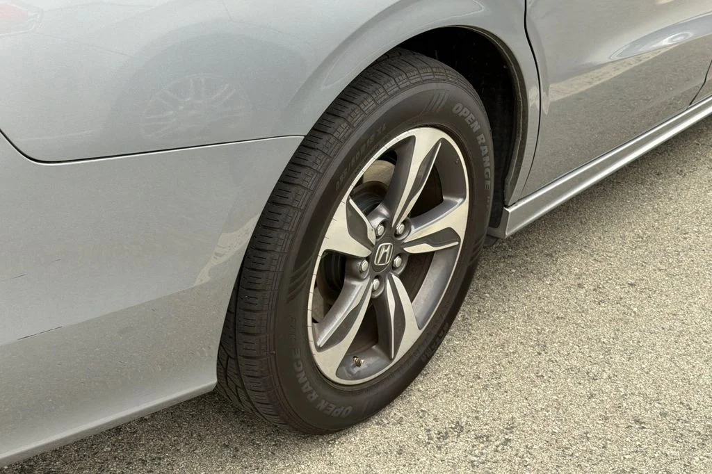 Used 2018 White Diamond Pearl Honda Touring image 4