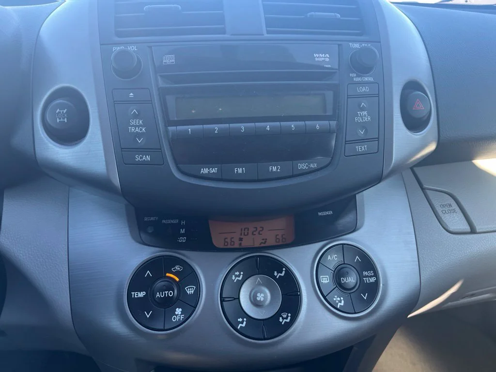 Used 2008 Classic Silver Metallic Toyota Limited image 19