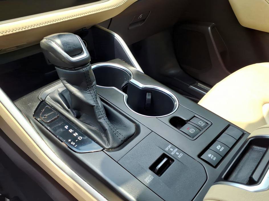 Used 2020 Midnight Black Metallic Toyota Hybrid XLE image 23