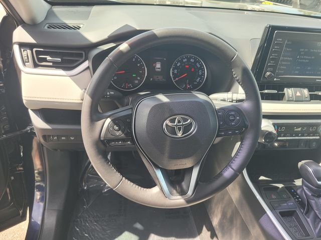 Used 2020  Toyota XLE Premium image 30