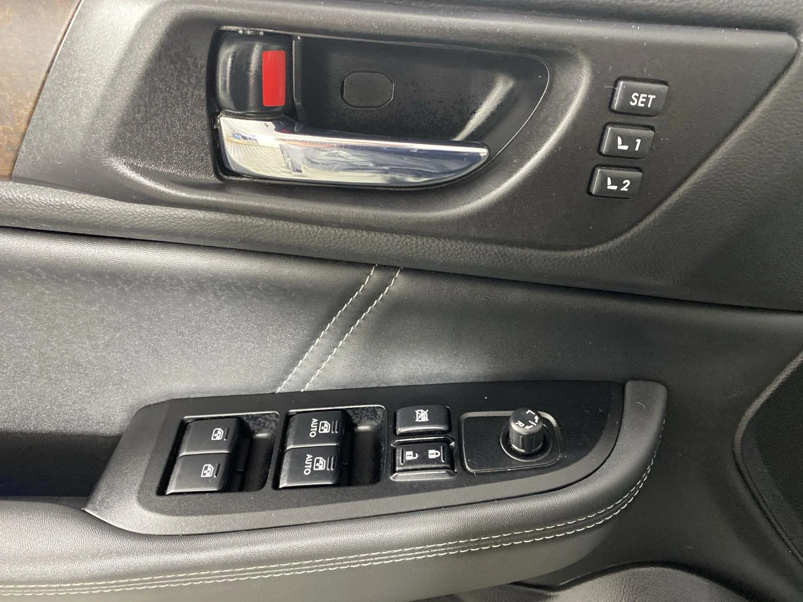 Used 2018 Ice Silver Metallic Subaru Limited image 15
