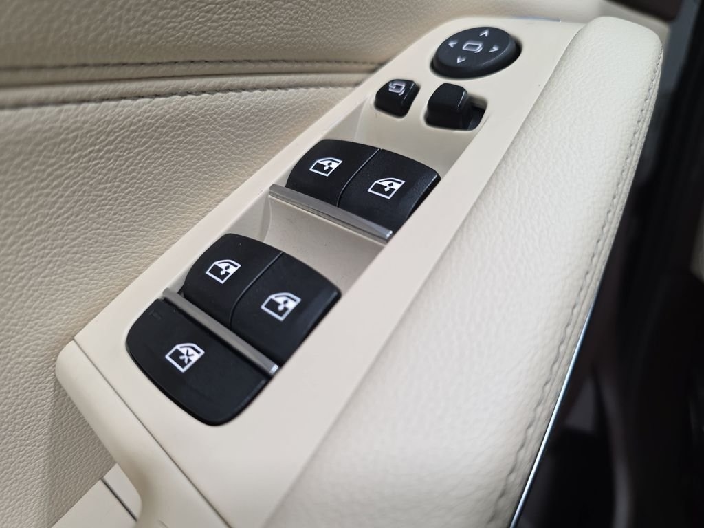 Used 2019 Black Sapphire Metallic BMW xDrive40i image 24