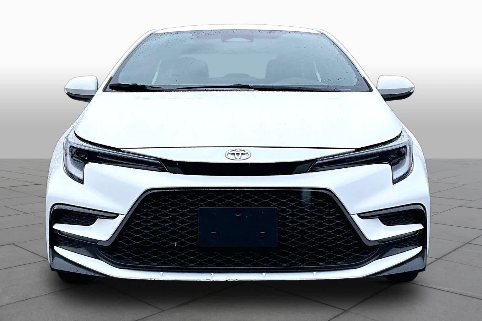 Used 2025 Ice Cap Toyota SE image 4