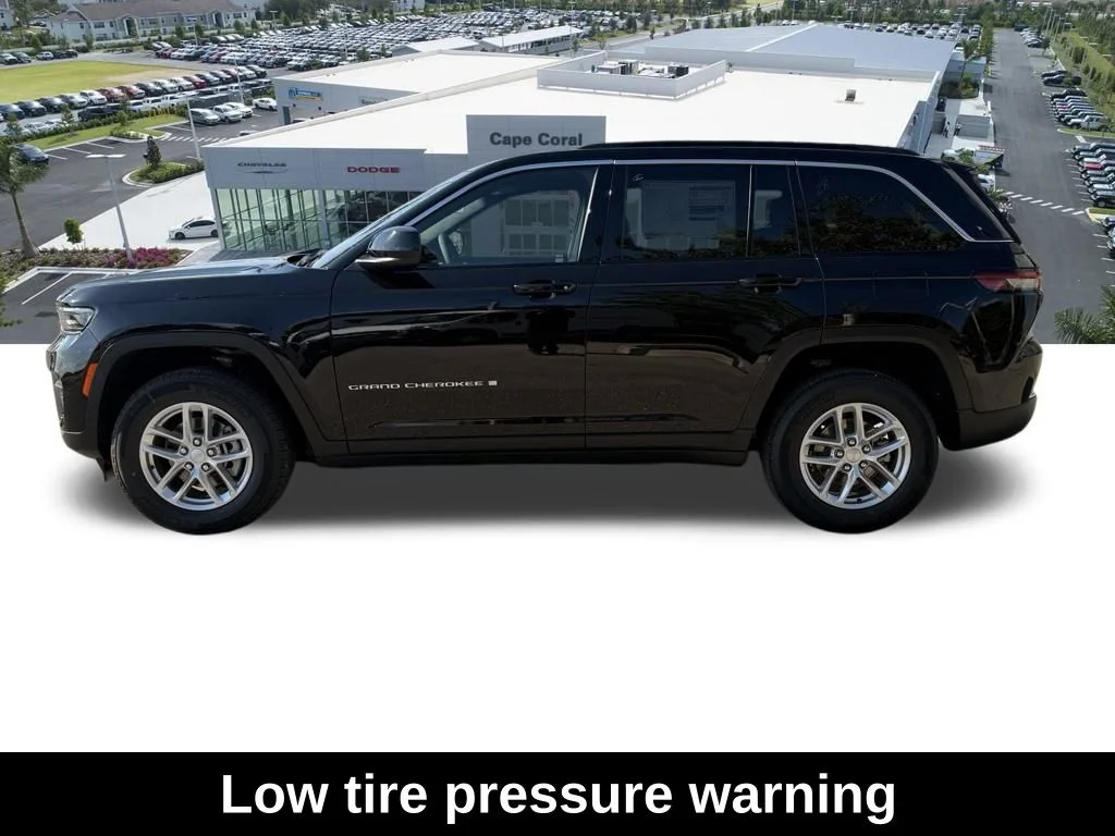 New 2026 Diamond Black Crystal Pearlcoat Jeep Laredo image 8