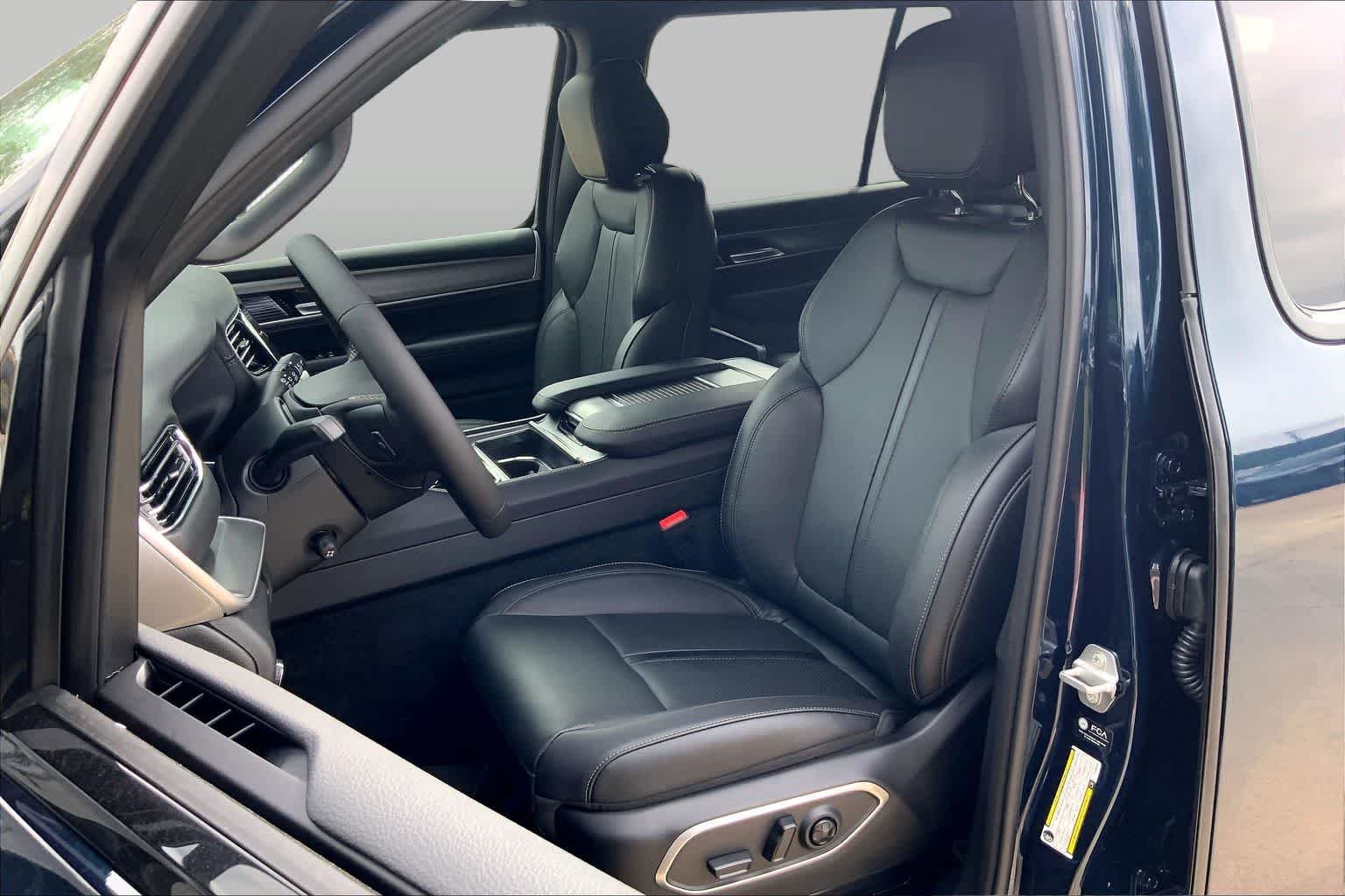 New 2026 Fathom Blue Pearlcoat Jeep Upland image 9