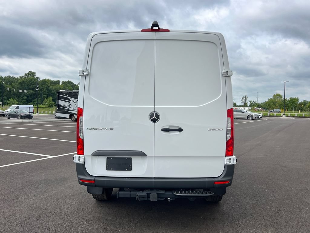 New 2026 Arctic+White Mercedes-Benz Cargo 144 WB image 35