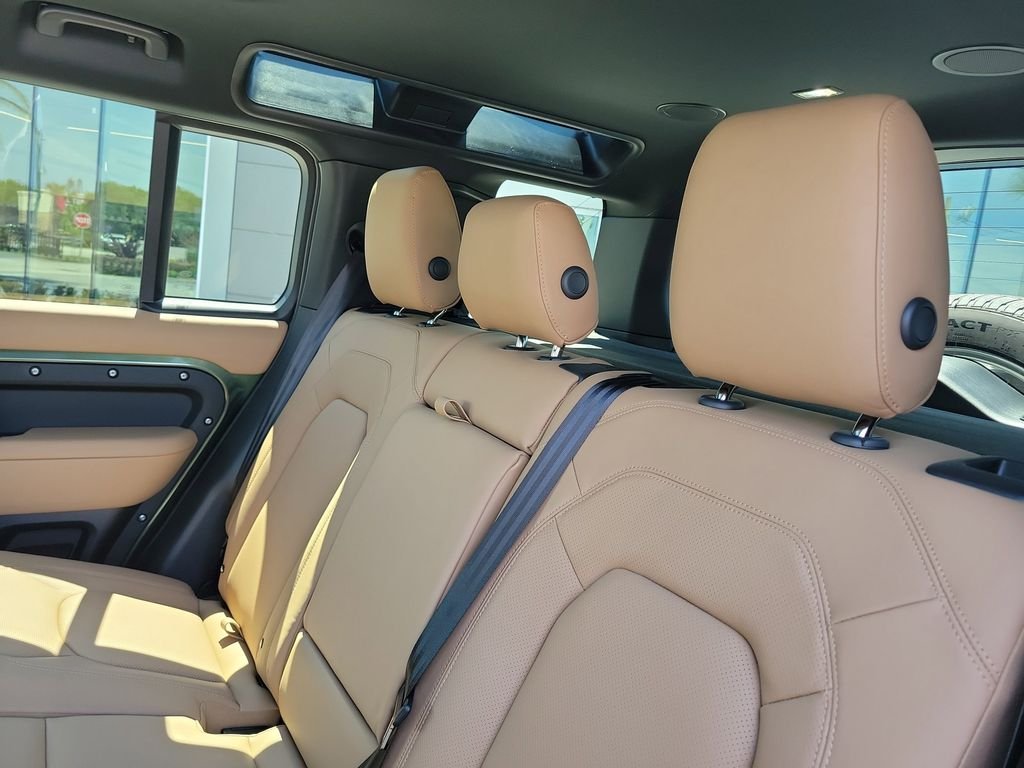 New 2026 Woolstone Green Land Rover X-Dynamic SE image 14