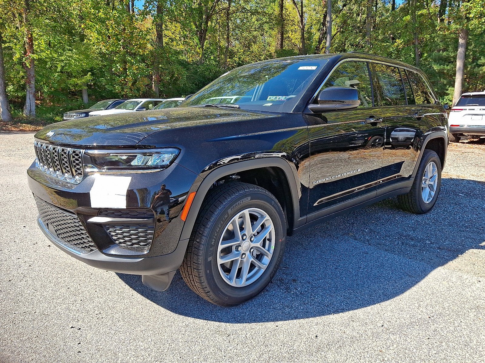New 2025 Diamond Black Crystal Pearl-Coat Exterior Paint Jeep Laredo X image 2