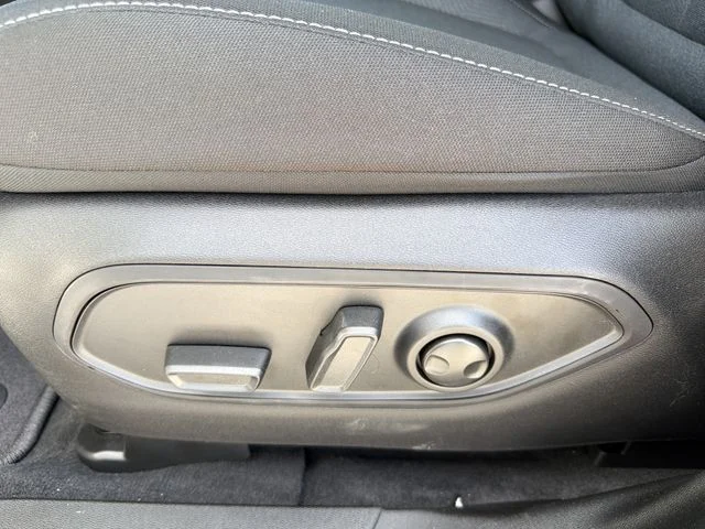 New 2026 Bright White Clear-Coat Exterior Paint Jeep Laredo image 19