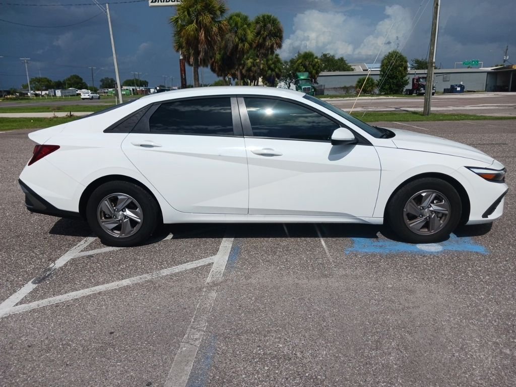 Used 2025 White Hyundai SE image 2