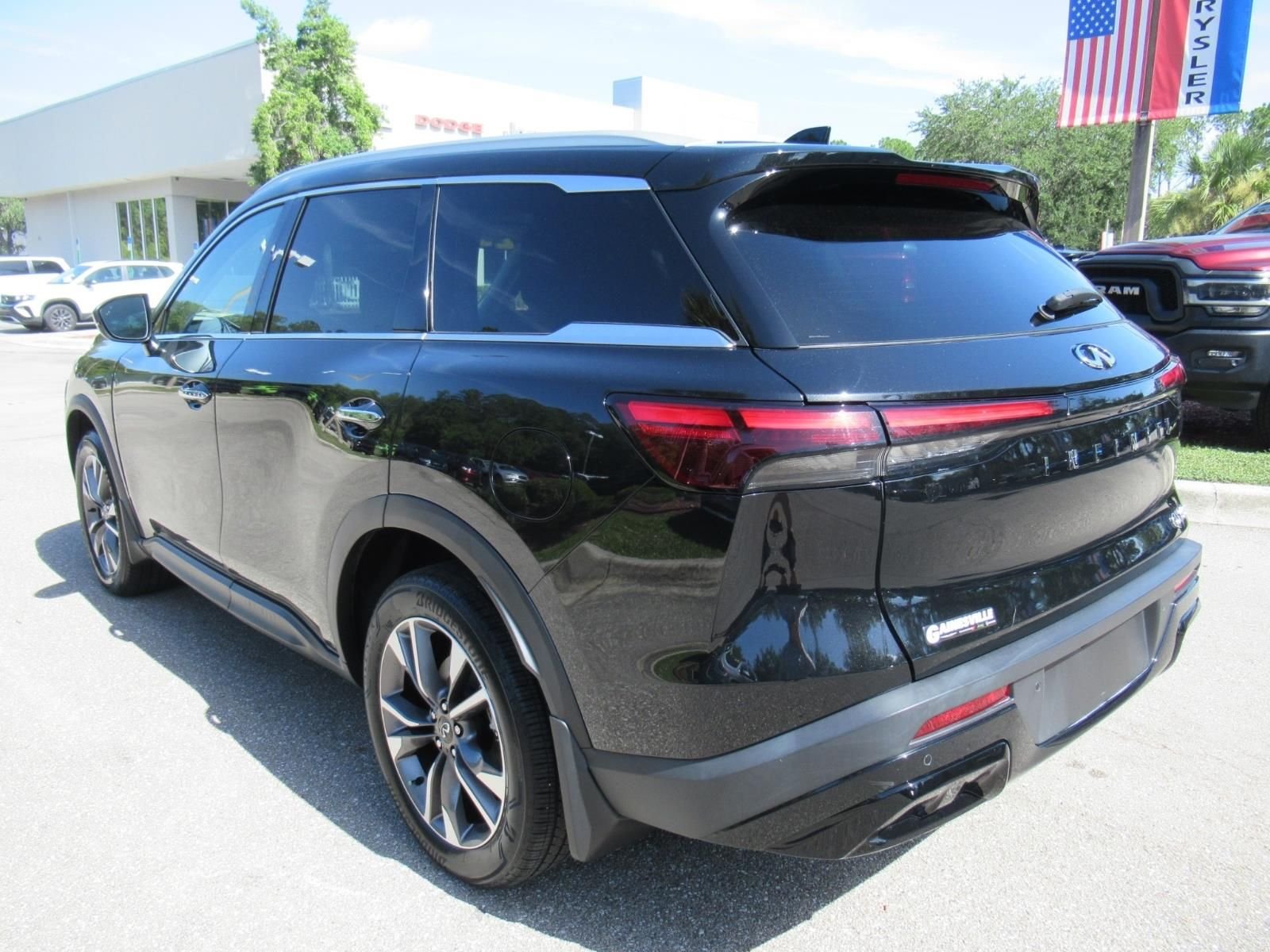 Used 2023 Black INFINITI LUXE image 5