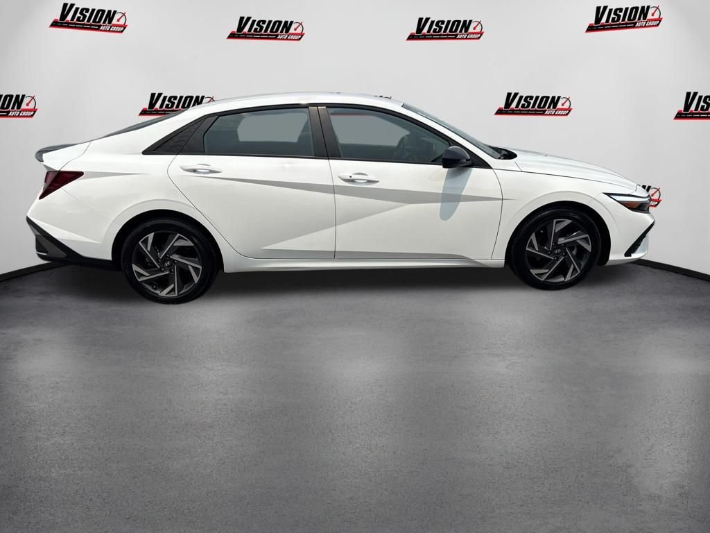 Used 2025 White Hyundai SEL Sport image 4
