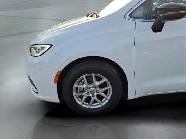 Used 2024  Chrysler Touring L image 17