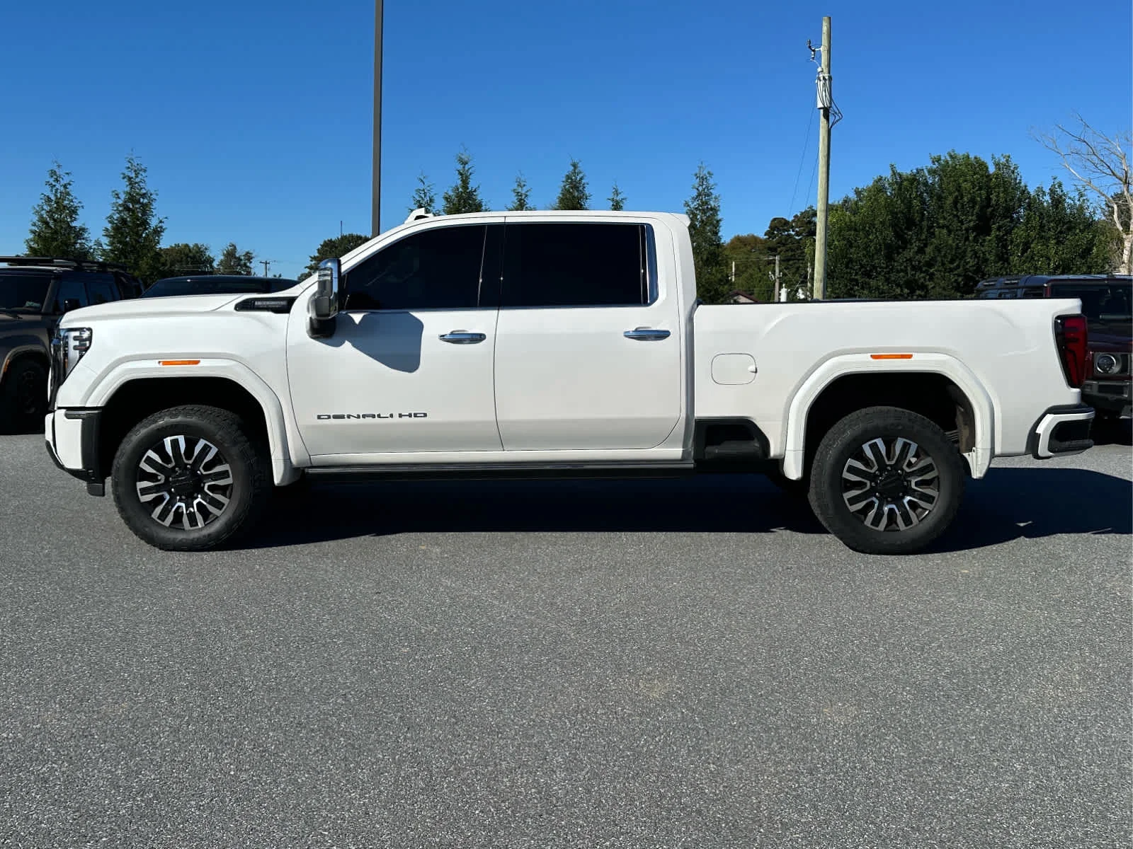 Used 2024 White Frost Tricoat GMC Denali Ultimate image 3