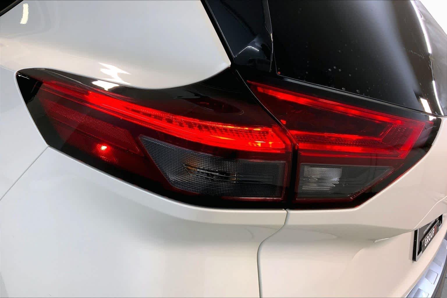 Used 2022 Pearl White Tricoat Nissan SL image 28