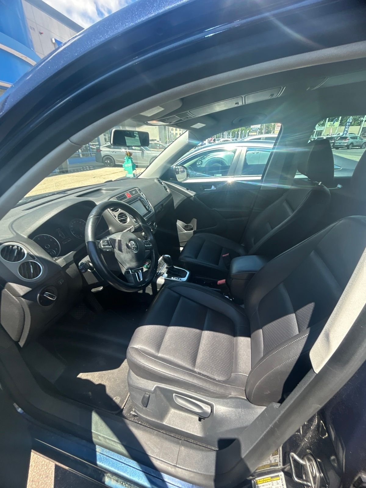 Used 2011  Volkswagen SE image 3