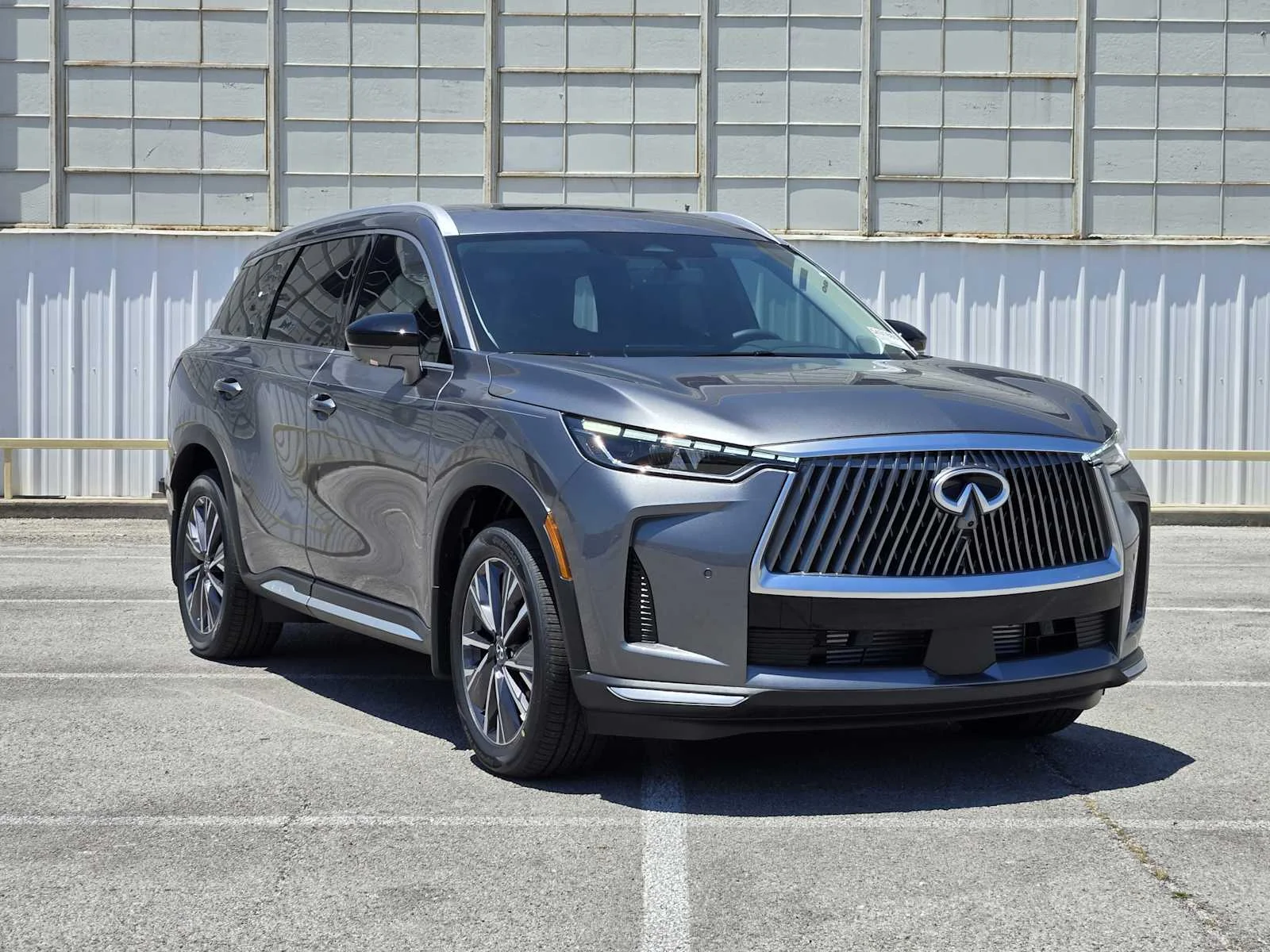New 2026 GRAPHITE SHADOW INFINITI Luxe FWD image 2