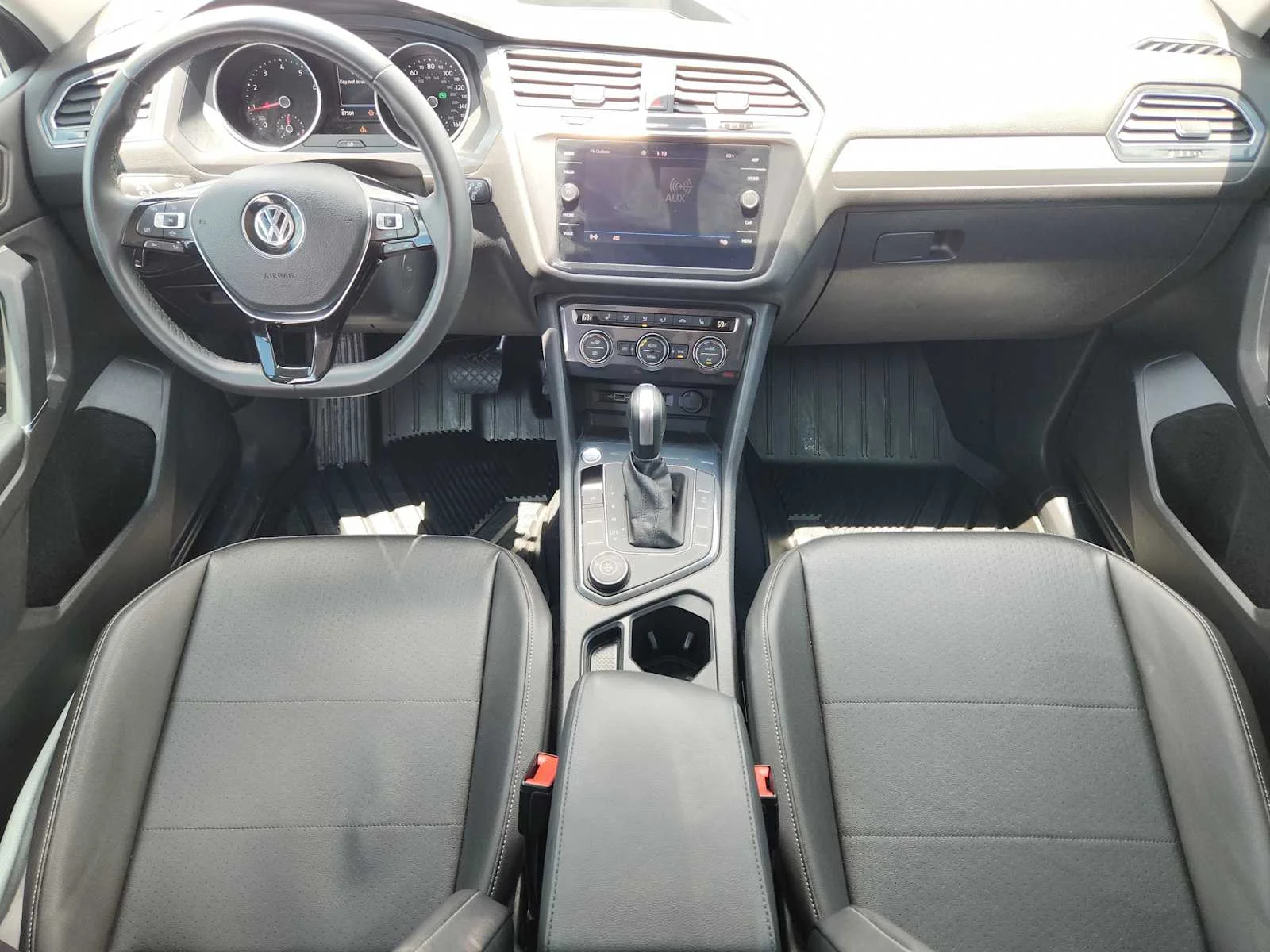 Used 2020 Platinum Gray Metallic Volkswagen SE image 25