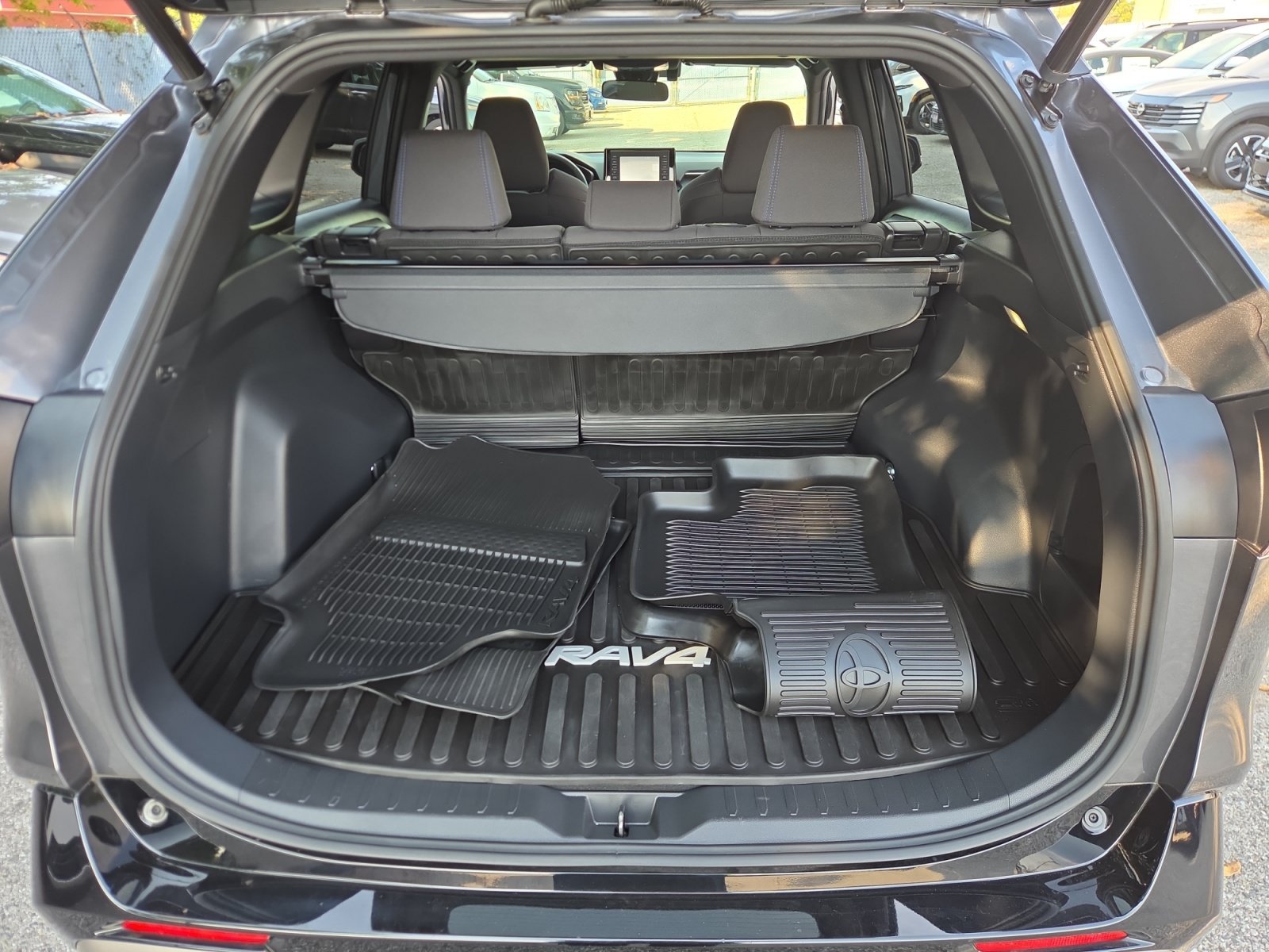 2022 Toyota RAV4 SE - Photo 17
