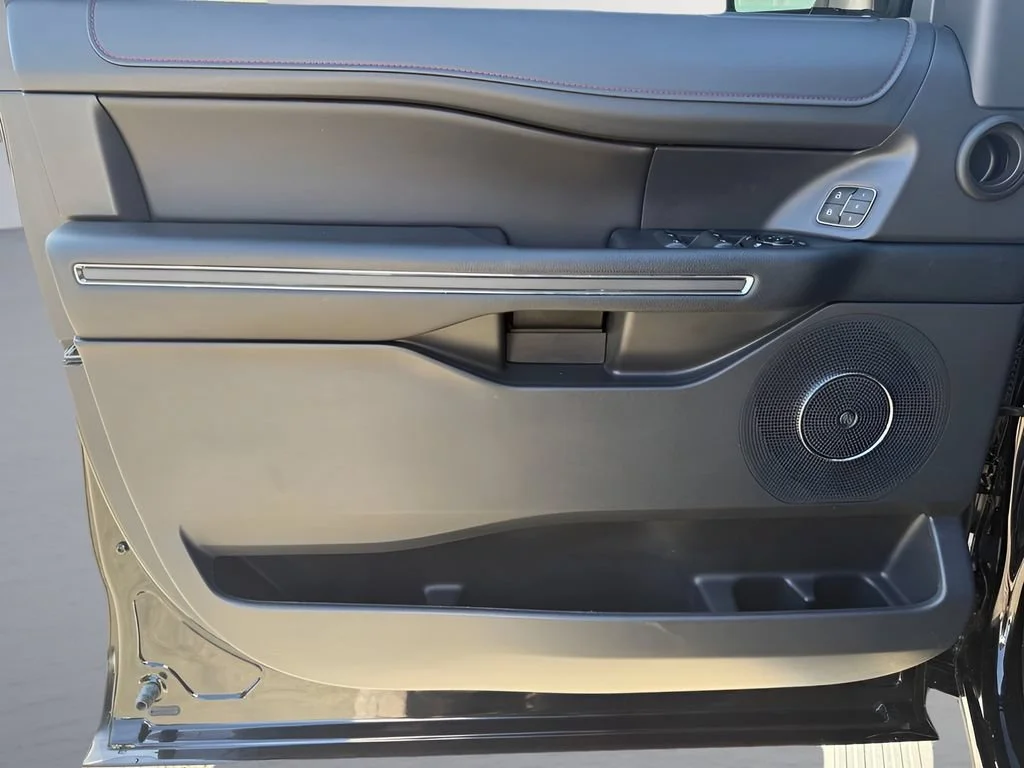 Used 2024  Ford Limited image 9