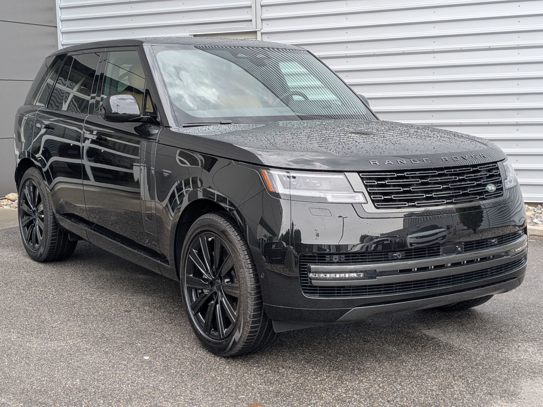 New 2026 Santorini Black Land Rover P530 SE image 3