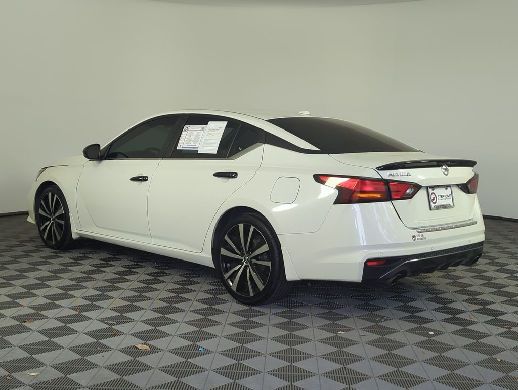 Used 2021 White Nissan 2.5 SR image 5