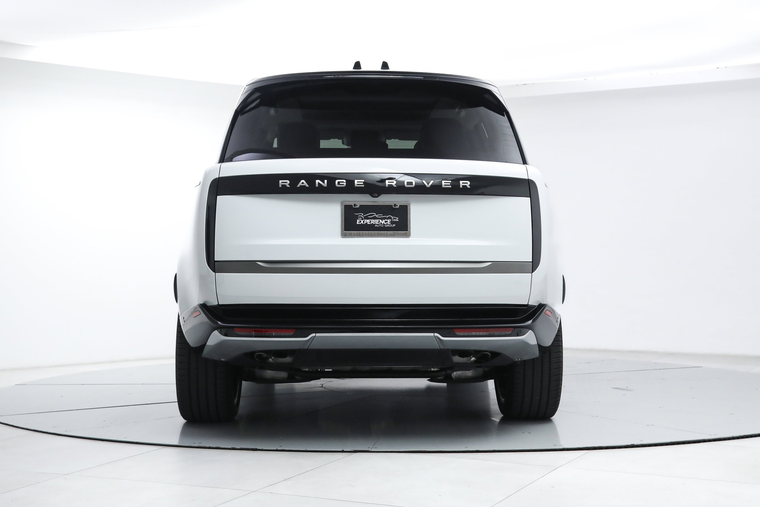Used 2024 White Land Rover SE image 4