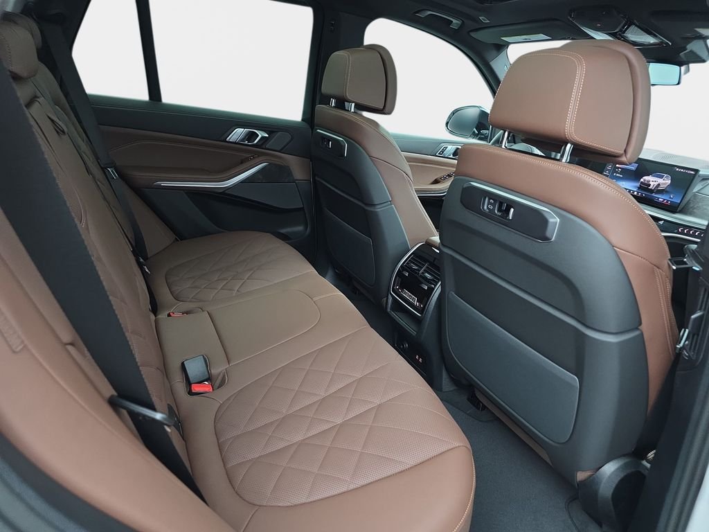 New 2026 Mineral White Metallic BMW xDrive40i image 11