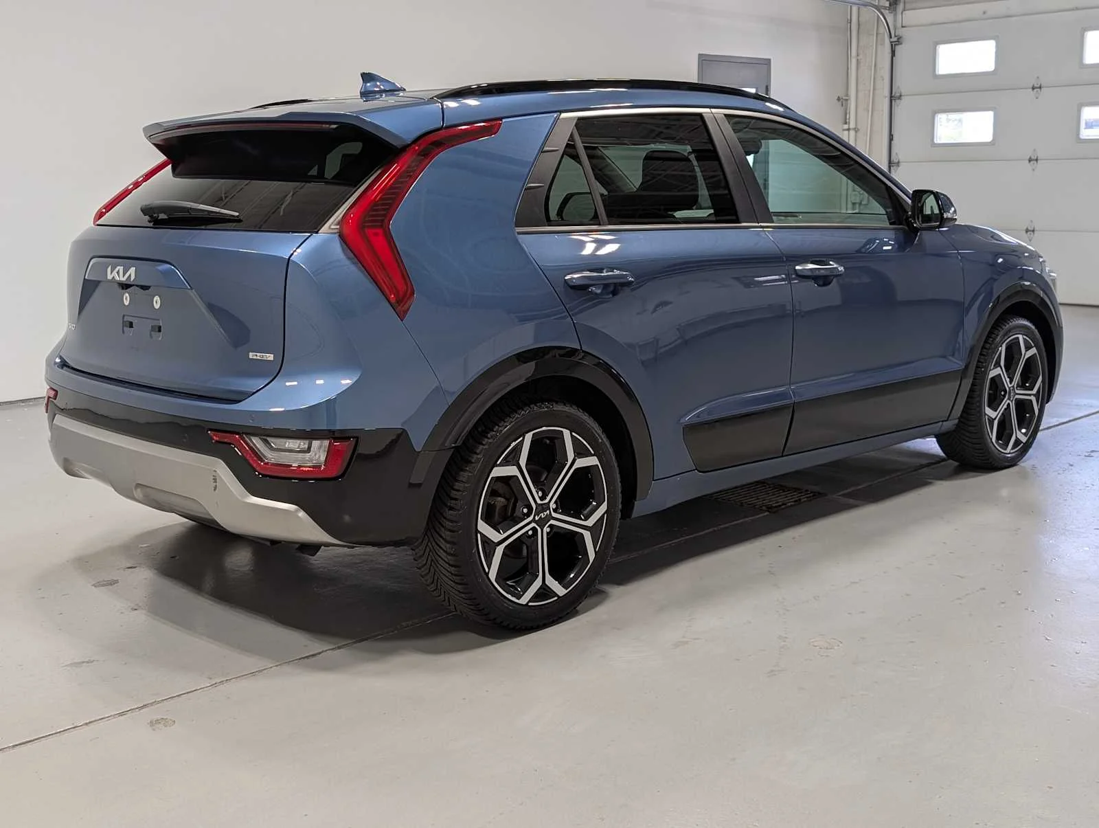 Used 2023 Mineral Blue Kia SX Touring image 5