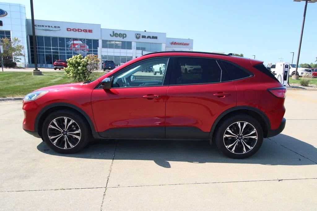 Used 2021 Red Ford SE image 18
