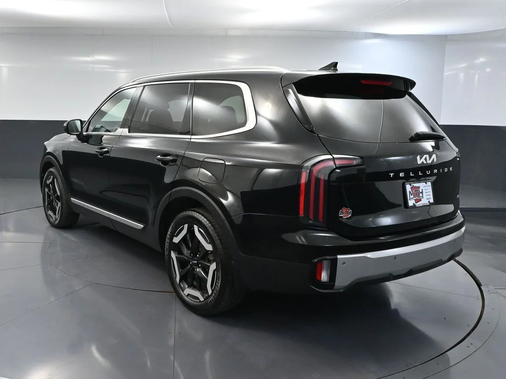 Used 2023 Black Kia EX X-Line image 6