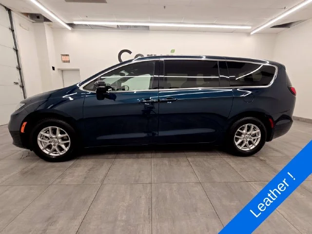 Used 2025 Fathom Blue Pearlcoat Chrysler Select image 2