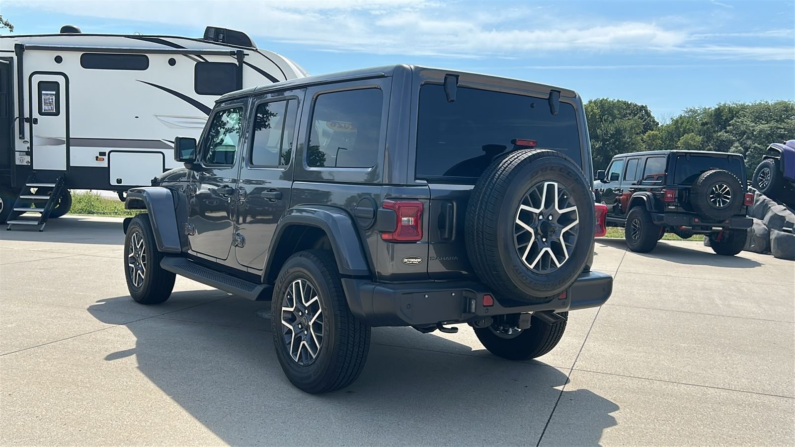New 2026 Granite Crystal Metallic Clear-Coat Exterior Paint Jeep Sahara image 6