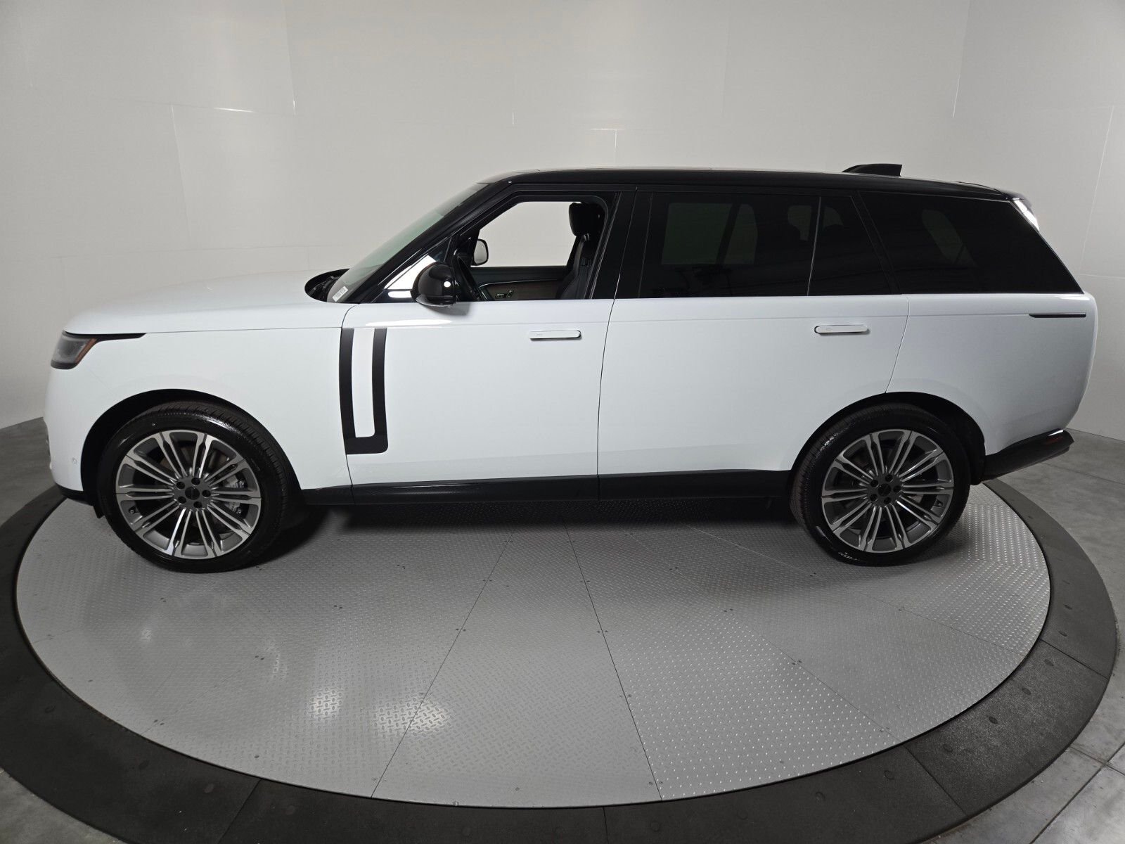 New 2026 Fuji White Land Rover SE image 34