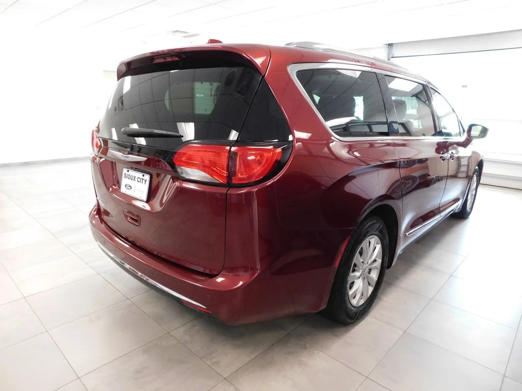 Used 2019 Velvet Red Pearlcoat Chrysler Touring L image 5
