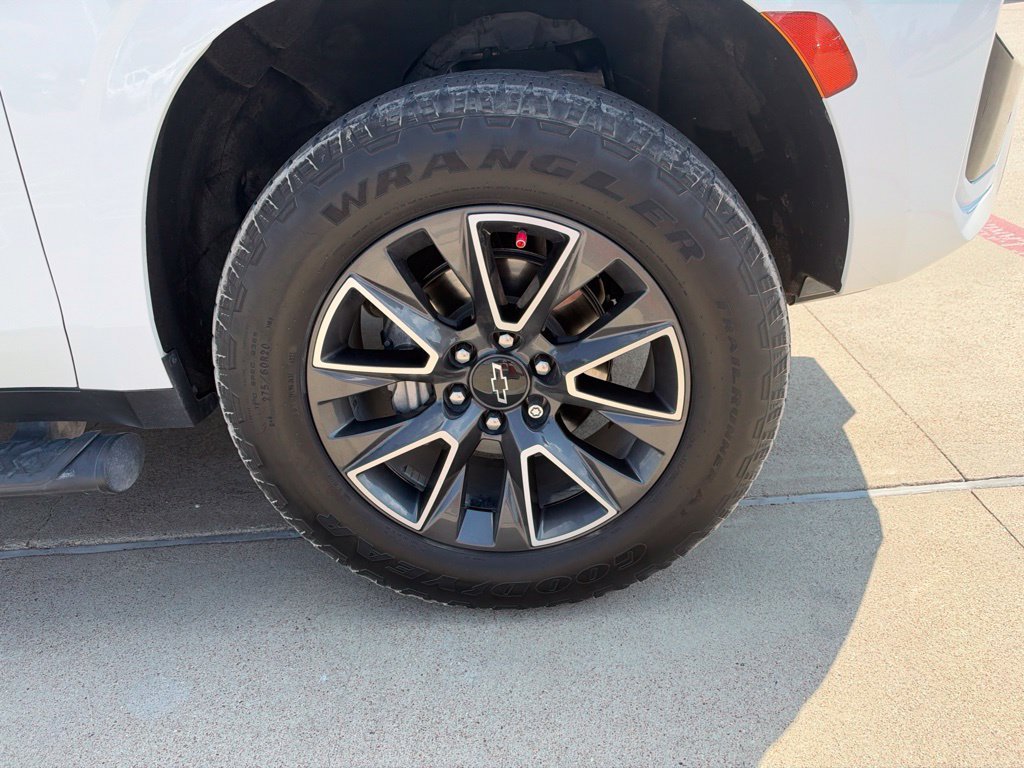 Used 2021 White Chevrolet Z71 image 2