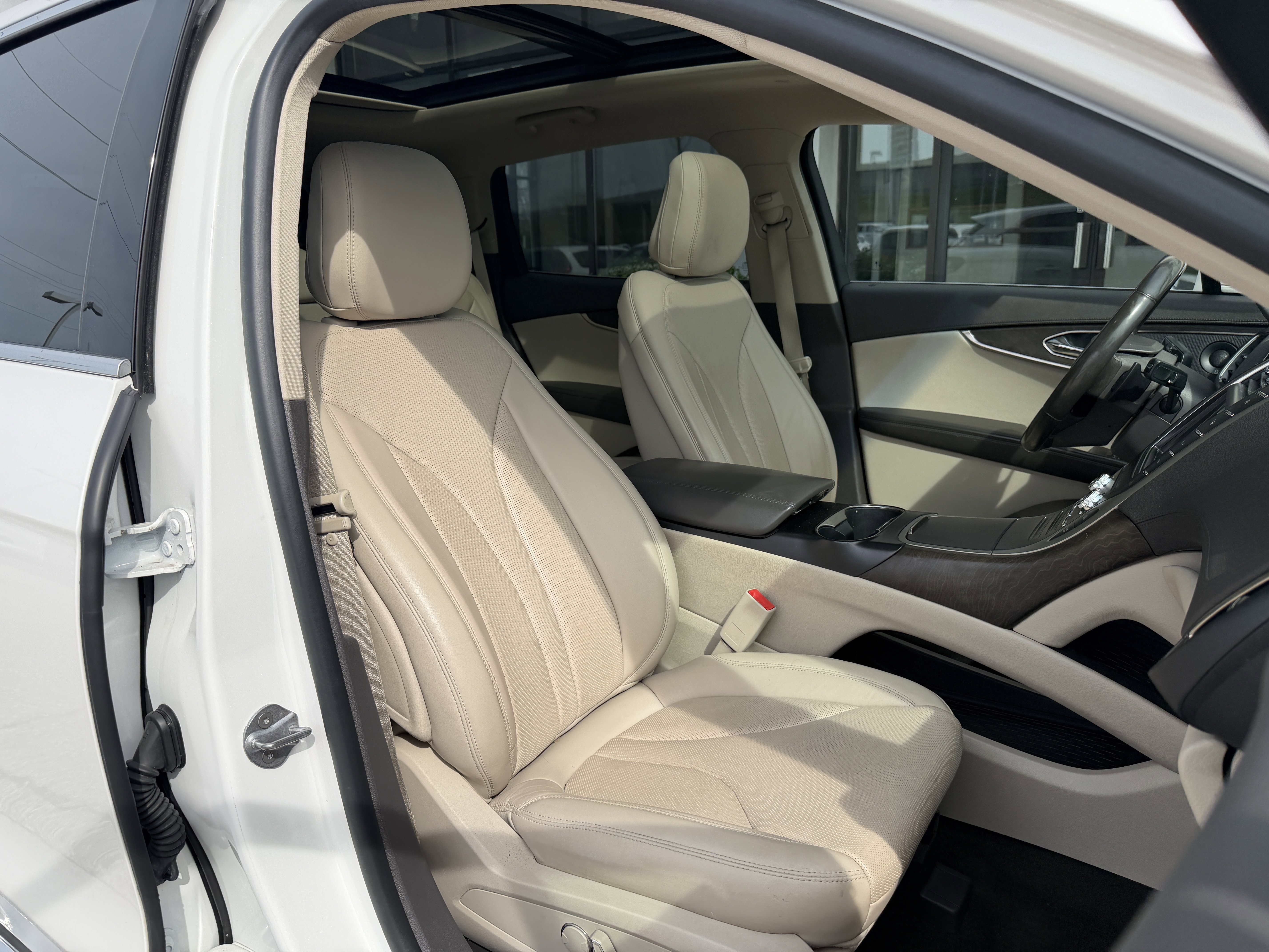 Used 2020 Pristine White Lincoln Reserve image 17